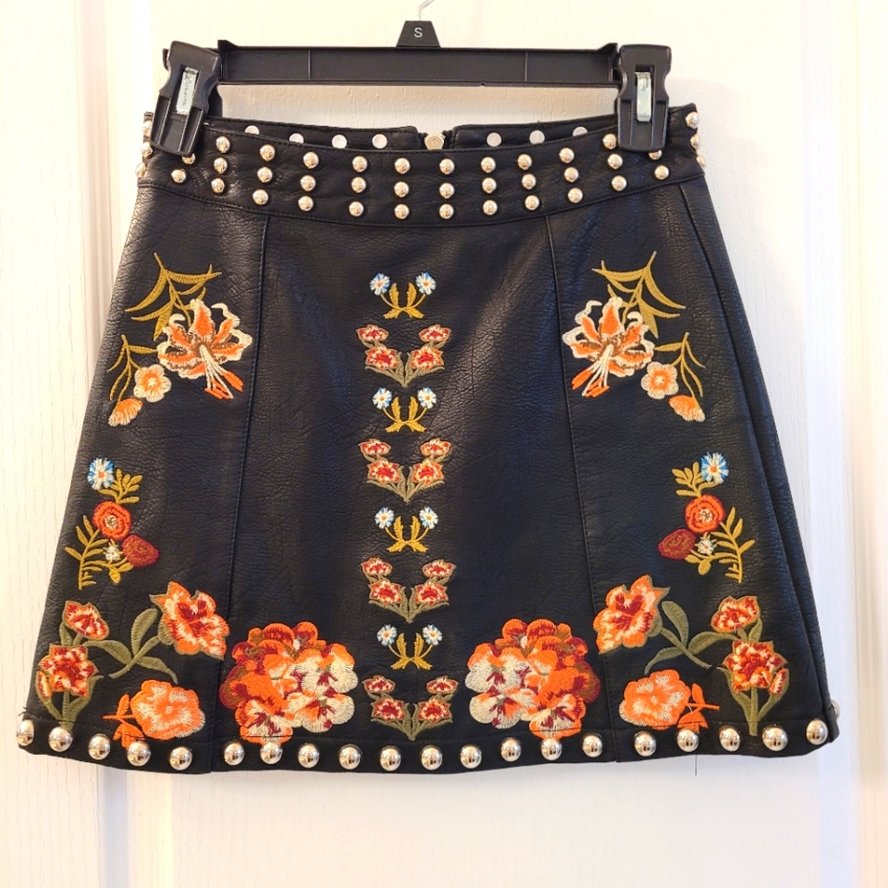 Xs embroidery leather studded skirt